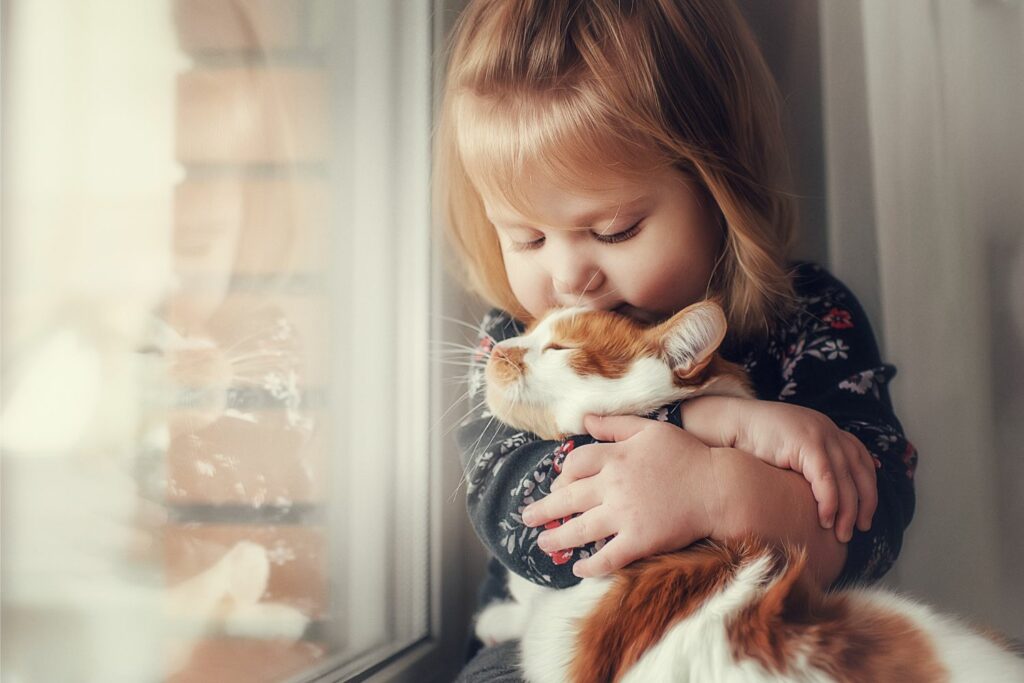 Heimtierstudie: Kind mit Katze