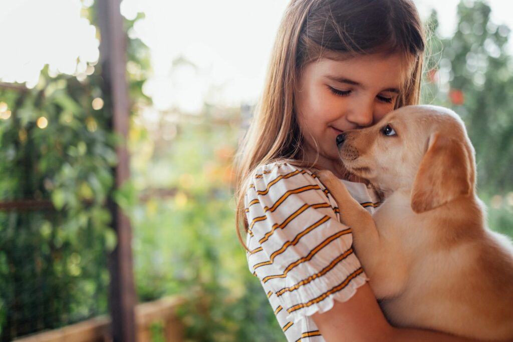 Haustier Kosten: Kind mit Hund