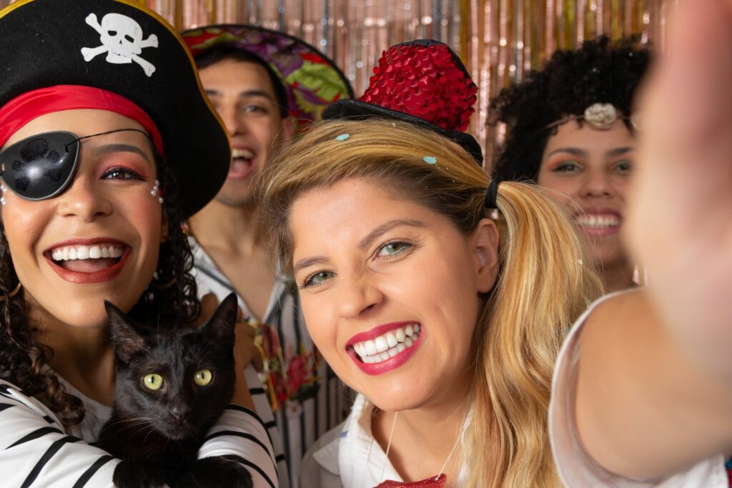 Haustiere an Silvester: Partygäste mit Katze am Abend