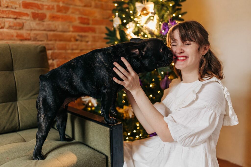 Haustiere an Silvester: Vorbereitung Frau mit Hund